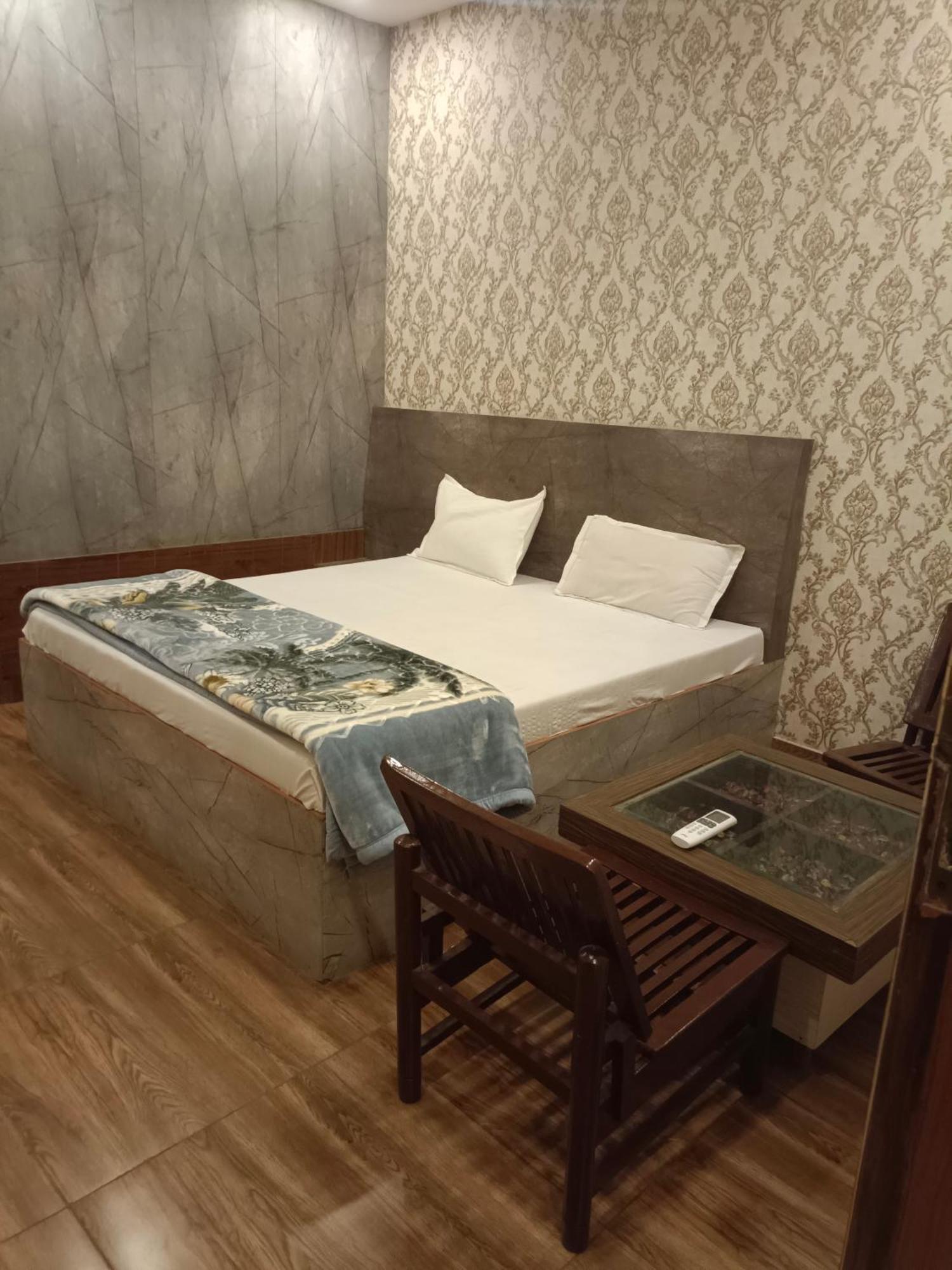 The Aura Grand Hotel & Banquet - A Unit Of Sitara Kollection Hotels Rohtak エクステリア 写真