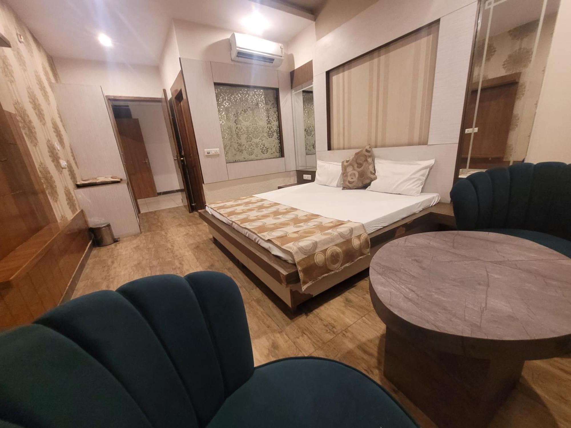 The Aura Grand Hotel & Banquet - A Unit Of Sitara Kollection Hotels Rohtak エクステリア 写真