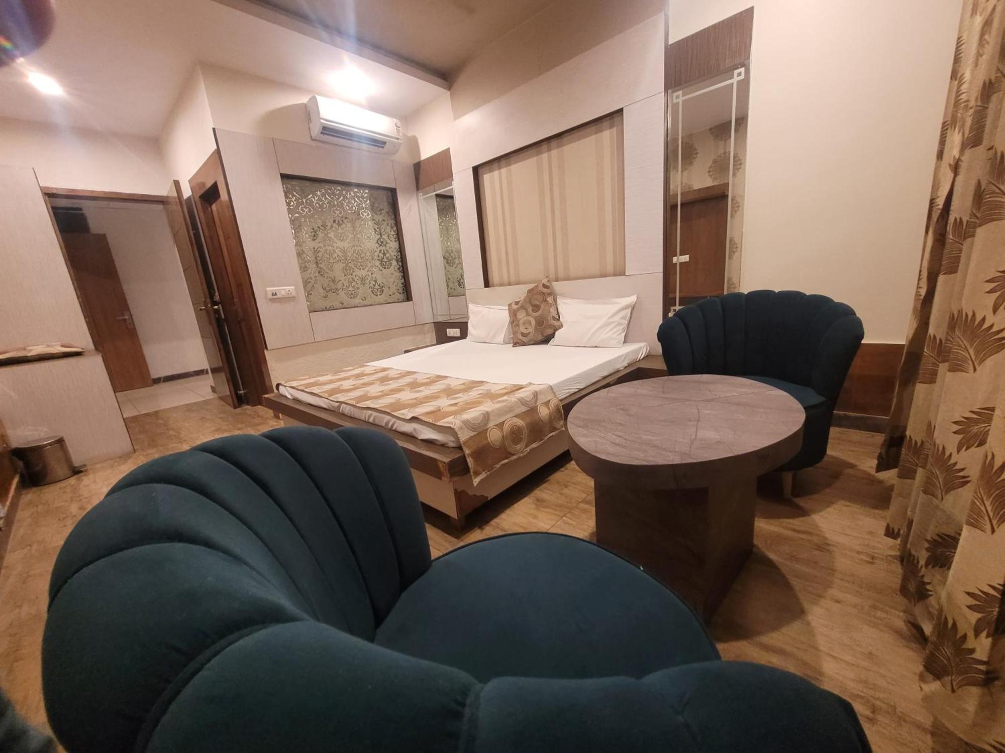 The Aura Grand Hotel & Banquet - A Unit Of Sitara Kollection Hotels Rohtak エクステリア 写真