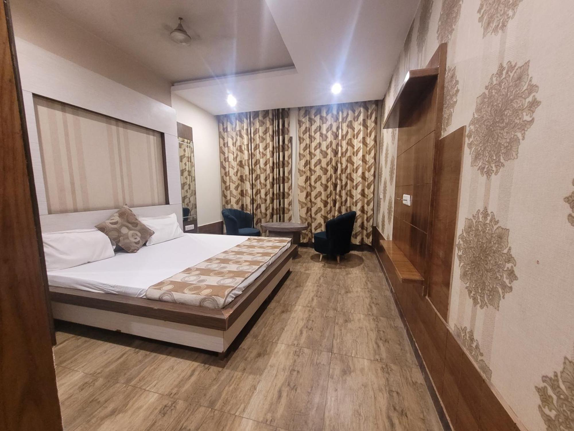 The Aura Grand Hotel & Banquet - A Unit Of Sitara Kollection Hotels Rohtak エクステリア 写真