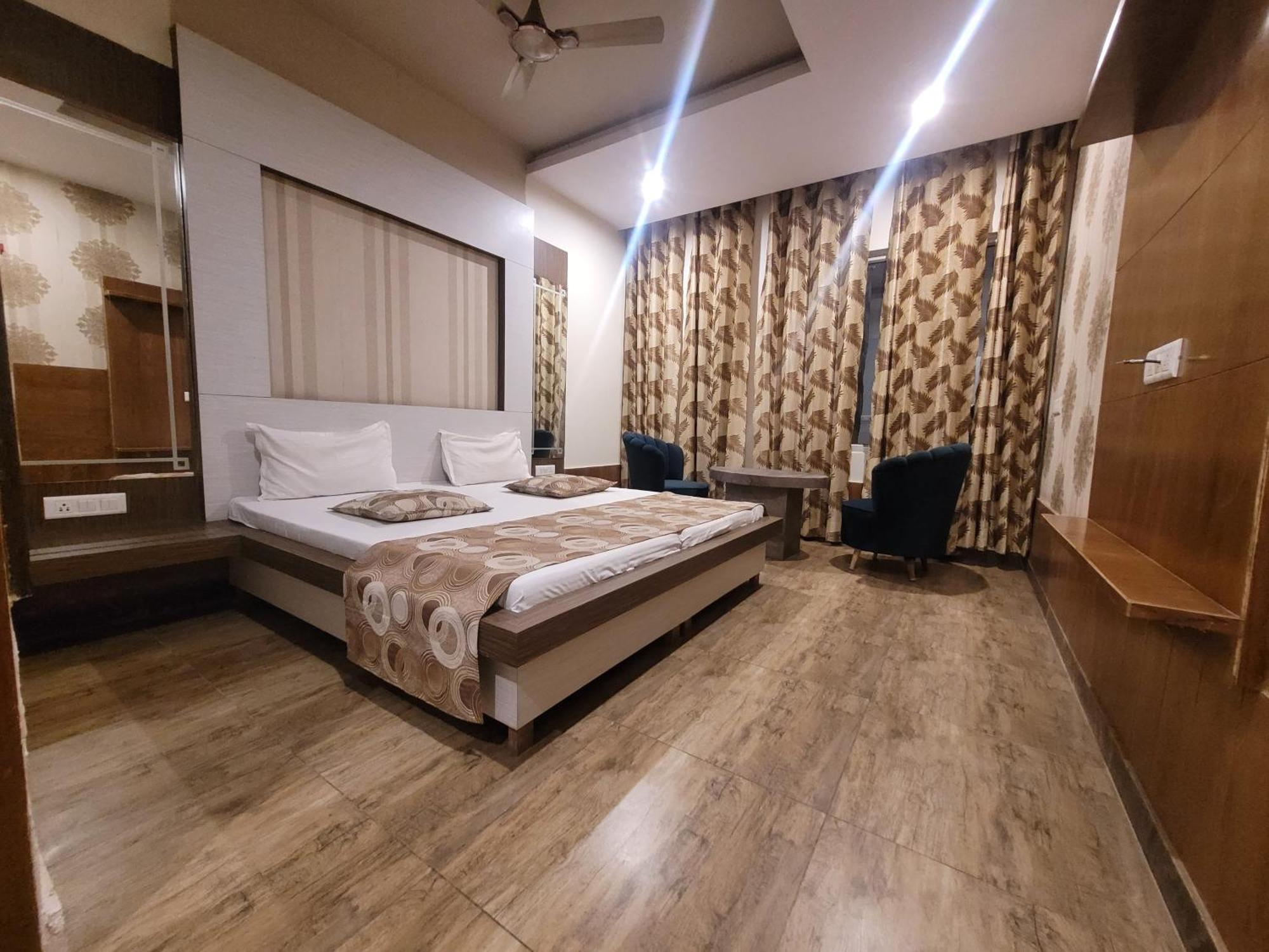 The Aura Grand Hotel & Banquet - A Unit Of Sitara Kollection Hotels Rohtak エクステリア 写真