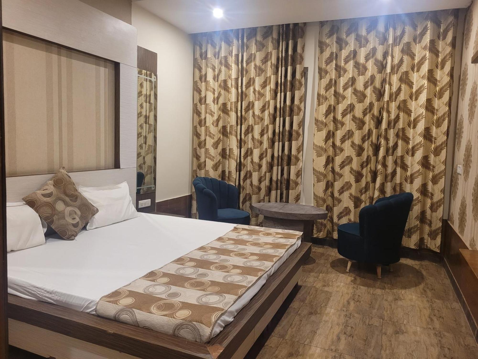The Aura Grand Hotel & Banquet - A Unit Of Sitara Kollection Hotels Rohtak エクステリア 写真